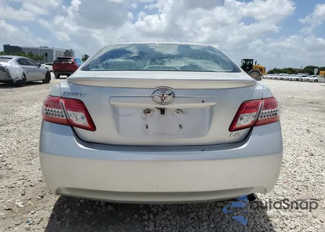 2011 Toyota Camry Base z USA, uszkodzony, nr VIN 4T1BF3EK2BU669963